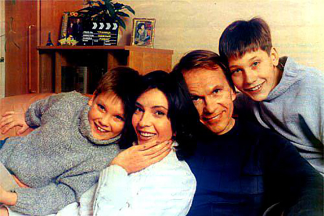 Алексей Гуськов с женой и детьми